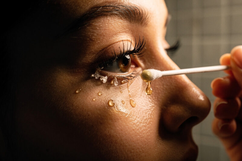 Résidus de colle d’extension de cils : comment les enlever soi-même
