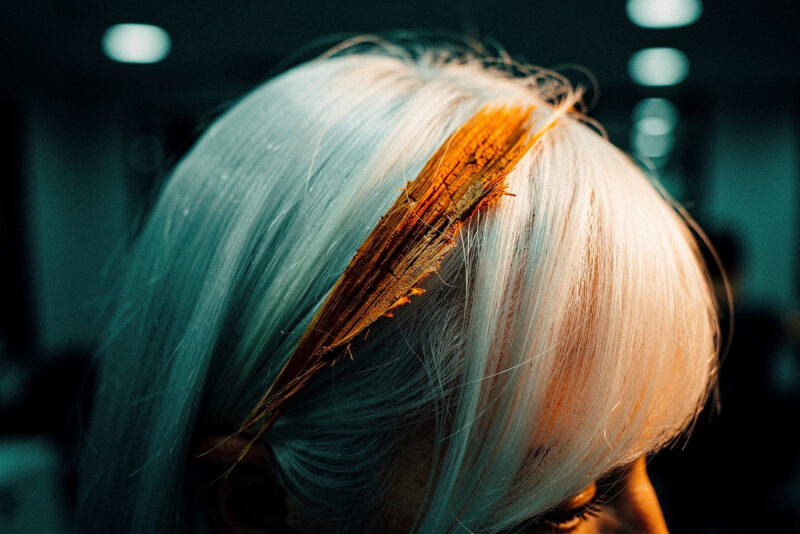 La Bétadine ne teint pas les cheveux blancs, elle les abîme