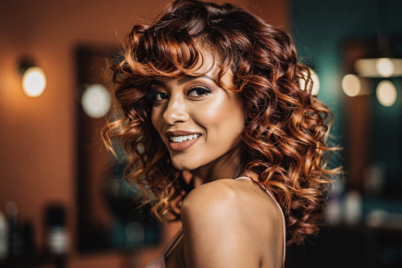 Quelle coupe mi-longue pour femme aux cheveux bouclés ?
