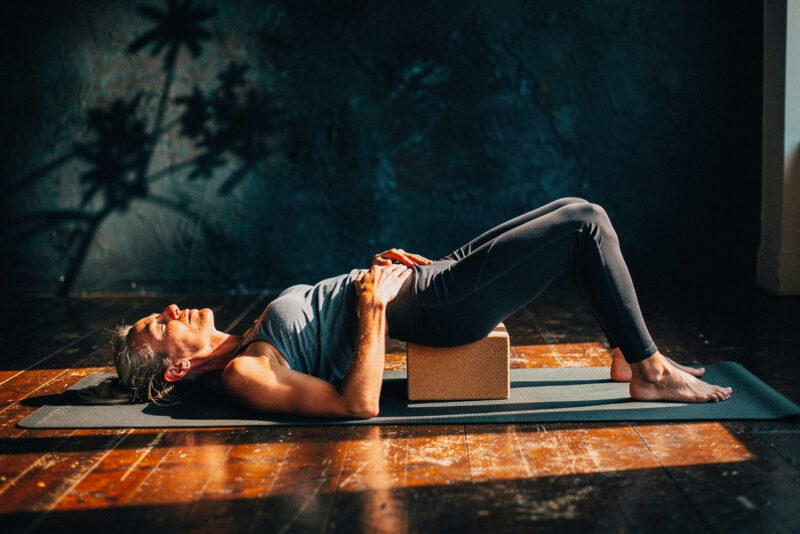Yoga pour sciatique : comment calmer la douleur sans aggraver